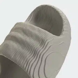 Chanclas Adidas Adilette 22 dos colores : Comodidad para tu día a día - Imagen 8