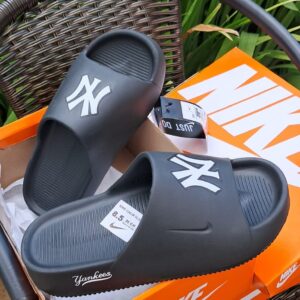 Las nike yankess son la combinación perfecta de comodidad, durabilidad y estilo deportivo. Fabricadas con material extra EVA de calidad 1.1, te ofrecen una pisada suave, ligera y resistente, ideal para el uso diario.