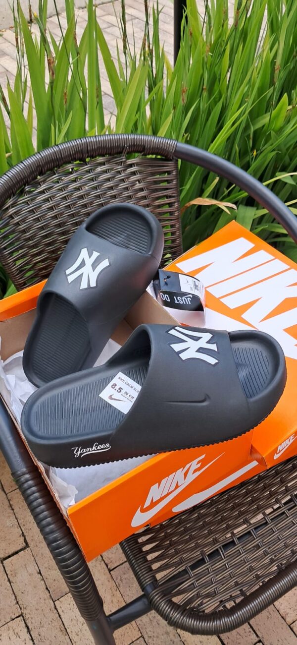 Las nike yankess son la combinación perfecta de comodidad, durabilidad y estilo deportivo. Fabricadas con material extra EVA de calidad 1.1, te ofrecen una pisada suave, ligera y resistente, ideal para el uso diario.